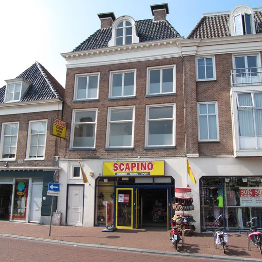 Pand met twee verdiepingen onder schilddak met twee hoekschoorstenen