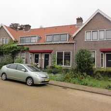 Woonblok aan de noordzijde van de 3e Mussenstraat dat bestaat uit vier woningen