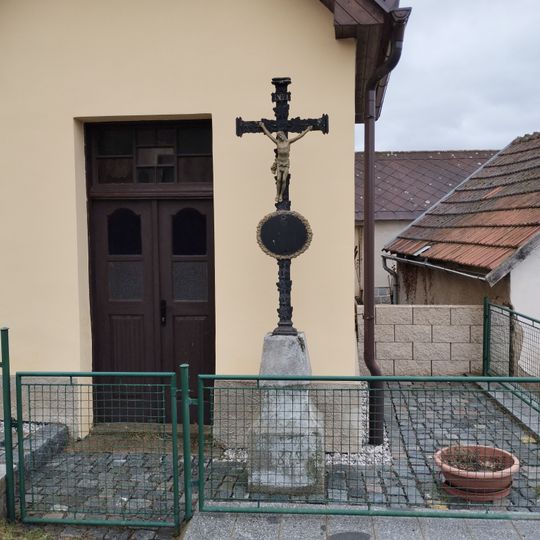 Kříž před kaplí