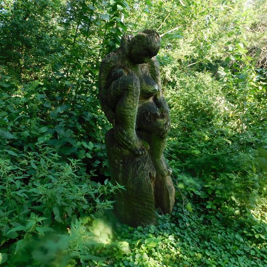 Dřevěná socha ženské postavy u Konventního rybníku v Modré