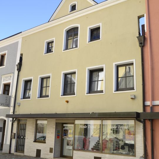 Wohn- und Geschäftshaus