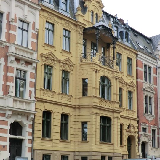 Wohnhaus in geschlossener Bebauung mit Vorgarten Am Stadtpark 6
