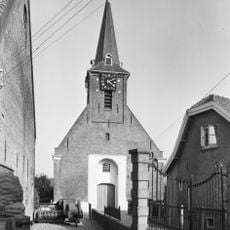 Toegangshek, voor de kerk twee geblokte hardstenen hekpijlers met ijzeren hekken