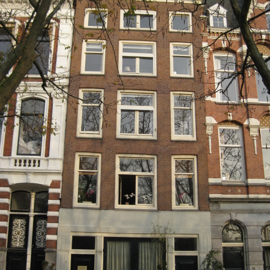 Pand met gevel onder rechte lijst met consoles