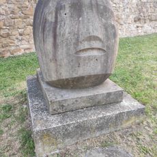 Kamenná plastika Hlava u hradeb v Seichertově ulici v Uherském Brodu