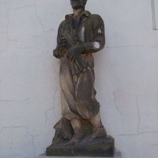 Socha dělníka vpravo od podjezdu na Předmostí v Ústí nad Labem