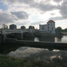 Vodní elektrárna s mostem