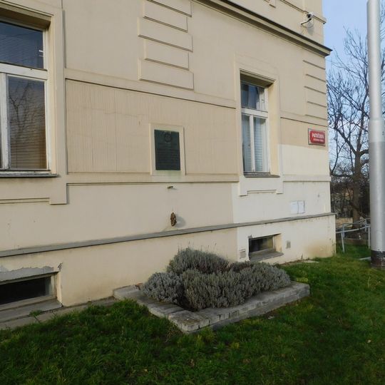 Pamětní deska obětem 2. světové války na vozovně ve Střešovicích