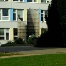 Plastika u školy ve Wolkerově ulici v Havlíčkově Brodu