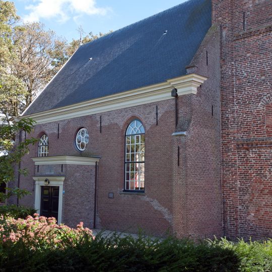 Hervormde Kerk. Zaalkerkje met driezijdige sluiting. Tot de inventaris behoort: een gotische, hardstenen doopvont, gebruikt als voet voor de preekstoel. Preekstoel