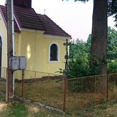 Kříž u kaple v Pičíně