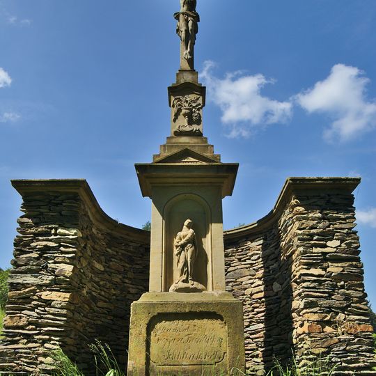 Kříž v Javoříčku u potoka