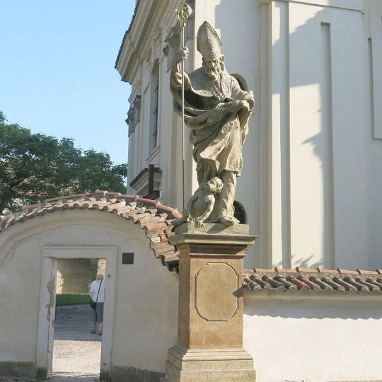 Socha svatého Augustina na ohradní zdi kostela v Lysé nad Labem