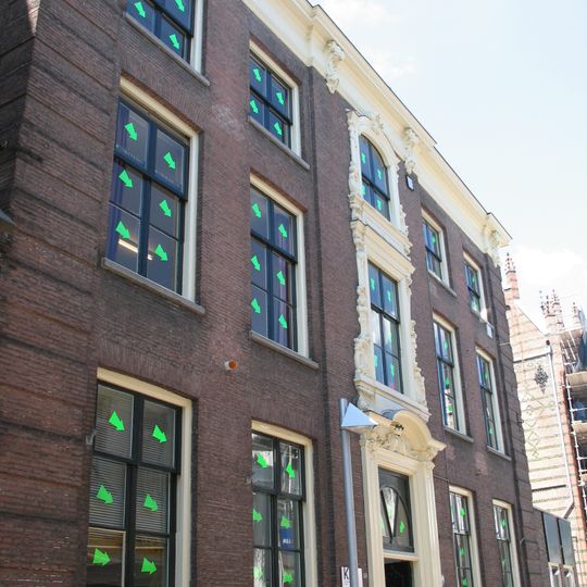 Huis met monumentale bakstenen gevel in lod