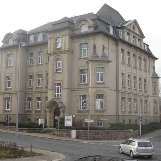 Mietshaus in offener Bebauung in Ecklage, mit Vorgarten Lützowstraße 12