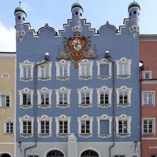 Ehemaliges Verwaltungszentrum des Rentamtes, später kurfürstliches Regierungsgebäude , dann 1878–1934 Studienseminar, jetzt Stadtsaal