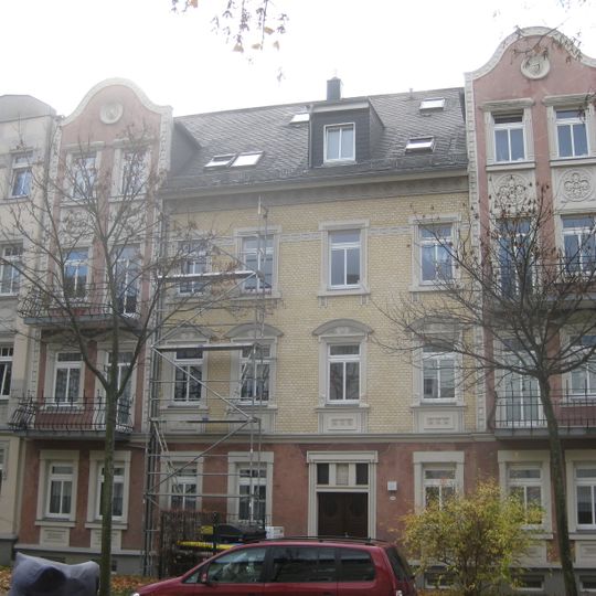 Mietshaus in geschlossener Bebauung mit Vorgarten Albrechtstraße 44