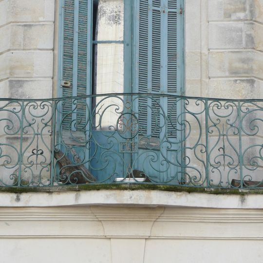 Balcon angle rues de l'Aspic et de la Madeleine