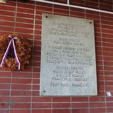 Pamětní deska obětem okupace 1939-45 na nádraží ve Veselí nad Moravou