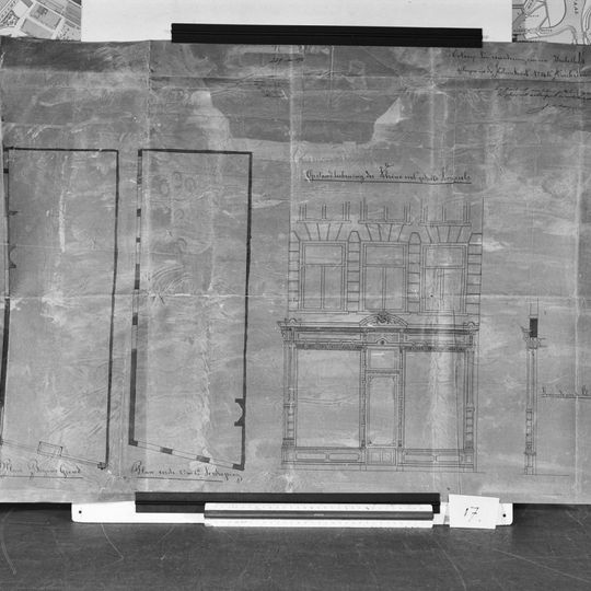 Pand met gevel onder verhoogde gesneden lijst met consoles