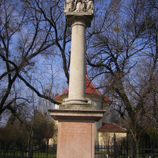 Stĺp Korunovania Panny Márie, stĺp s podstavcom