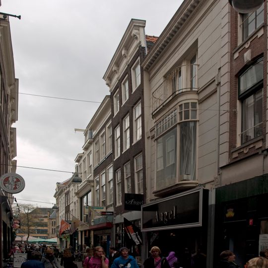 Pand met gevel met rechte kroonlijst op gesneden consoles