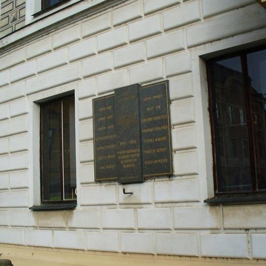 Pamětní deska padlým legionářům na zdi radnice na Karlově náměstí v Kolíně