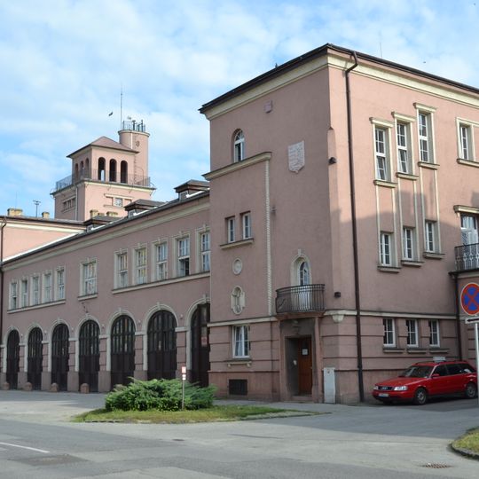 Hasičské kasárne, Červený kohút, garáže