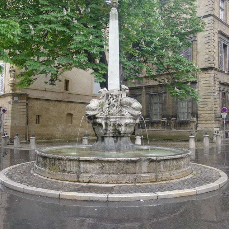 Place des Quatre-Dauphins