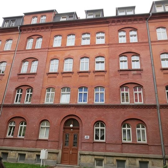 Mietshaus in geschlossener Bebauung mit Vorgarten; Klarastraße 40