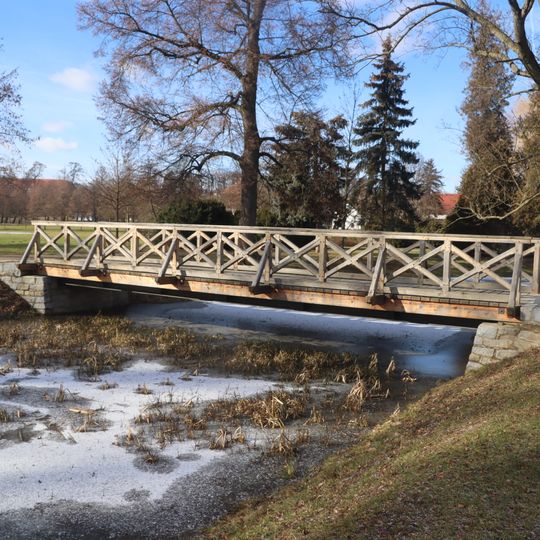 Západní lávka přes vodní příkop v zámeckém parku v Jaroměřicích nad Rokytnou