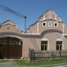 Průčelí a brána s brankou usedlosti čp. 18