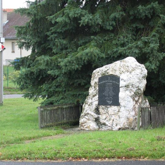 Pomník padlým a boží muka na návsi Jeníkova u Vlašimi