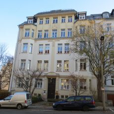 Mietshaus in ehemals geschlossener Bebauung mit Vorgarten Ulmenstraße 42