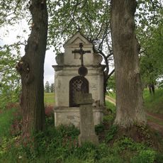 Kříž u výklenkové kaple u Hoslovic