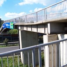 Lávka přes dálnici a Červený potok ve Zdicích