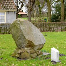 Monument bij de begraafplaats