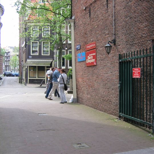 Hoekhuis onder schilddak met omlopende gootlijst