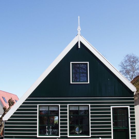 Houten huis met puntvormig voorschot