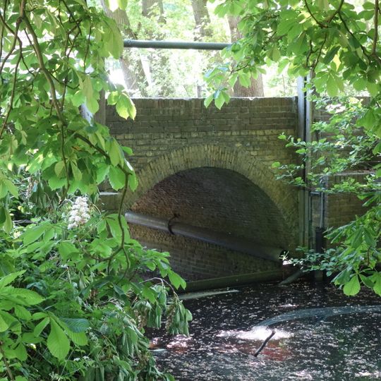 't Oude Hof: brug met sluisje