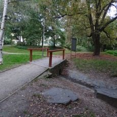 Lávka přes Prosecký potok v parku Podviní před ústím