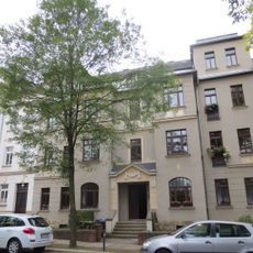 Mietshaus in geschlossener Bebauung mit Vorgarten Schiersandstraße 34