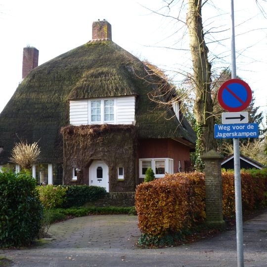 Woonhuis in een bouwtrant verwant aan de Gooise landhuisstijl