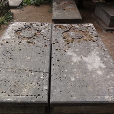 Groenendaal: graftombes  voor de gebroeders J.C.A. (1833-1909) en L.C. (1841-1909) Hezenmans