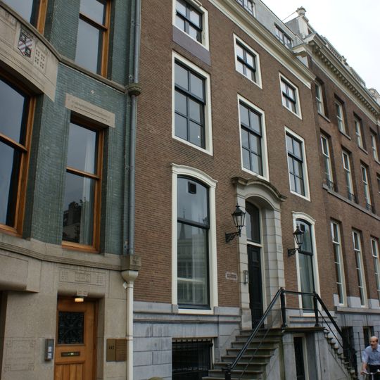 Dubbel huis met gevel van drie vensterassen onder rechte lijst met attiek
