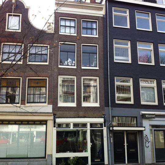 Pand met gevel onder rechte lijst