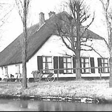 Boerderij, fors langhuis gepleisterd, voorgevel afgewolfd dak