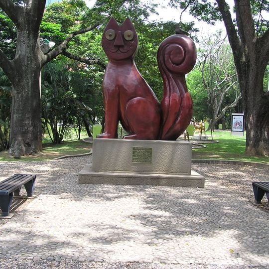 Die Flusskatze Statue