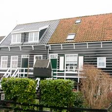 Woningblok bestaande uit twee woningen, gebouwd op een rechthoekig grondplan