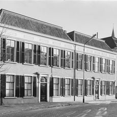 Groot herenhuis met gepleisterde lijstgevel